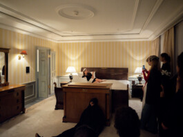 Magdalena Mitterhofer Performance im Bett der Royal Suite im Hotel Adlon Kempinski in Berlin